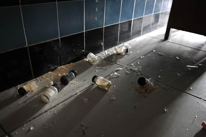 gebroken medicijnflesjes st lucas